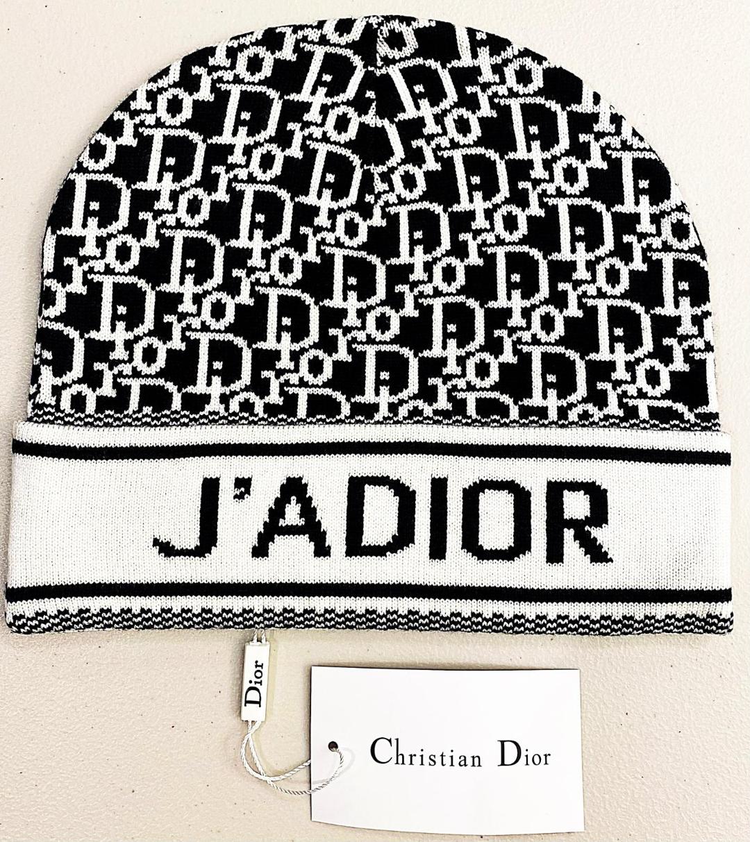BLACK AND WHITE UNISEX BEANIE