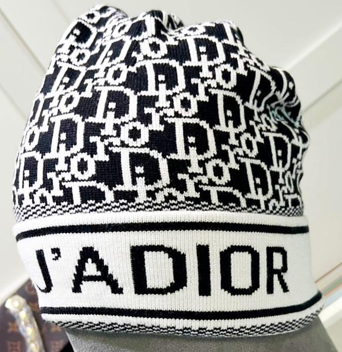 BLACK AND WHITE UNISEX BEANIE